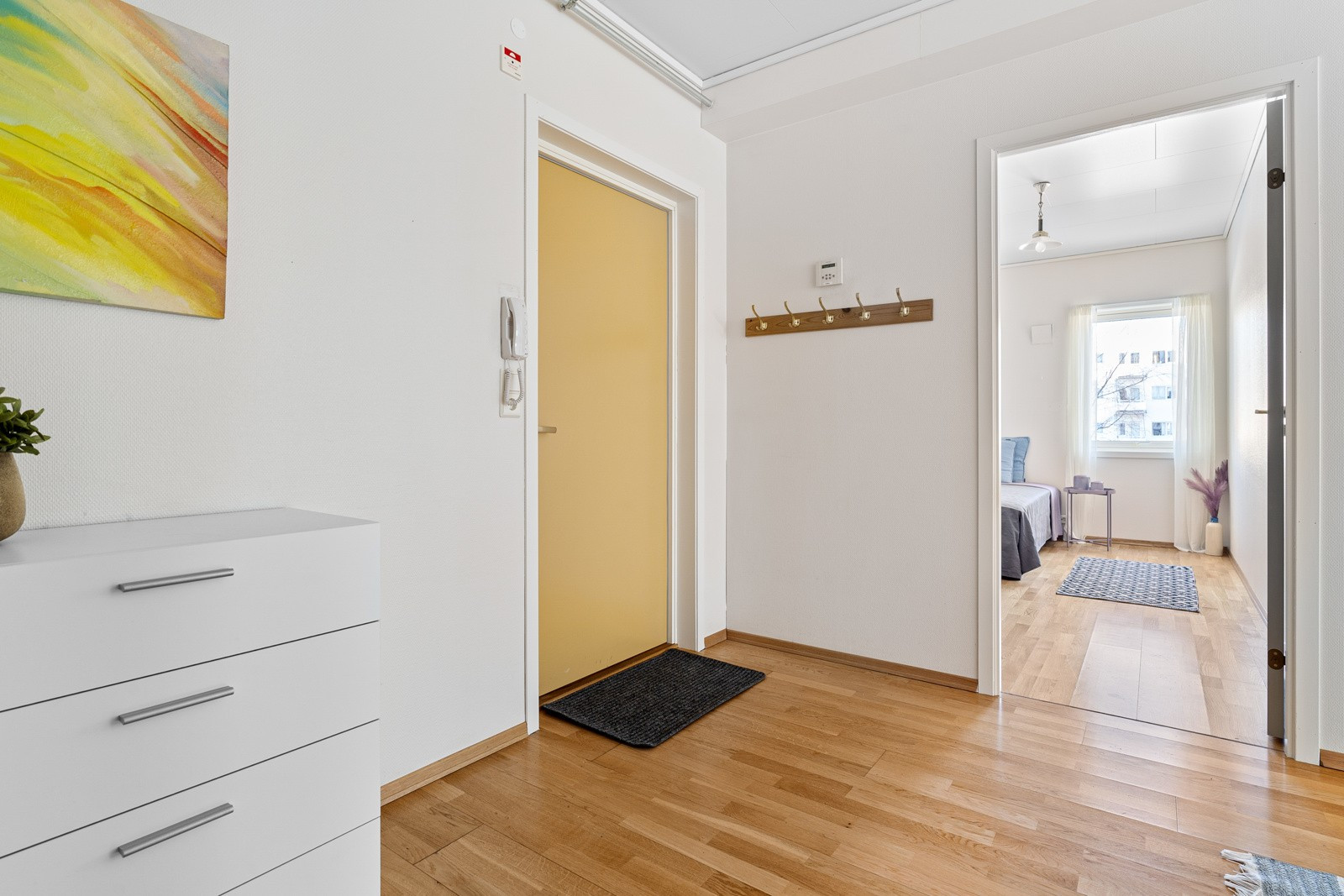 Inngangspartiet er romslig. God plass til skap, kommode eller liknende, en stol å sette seg ned i, knagger, stumtjener, hyller eller det du trenger.