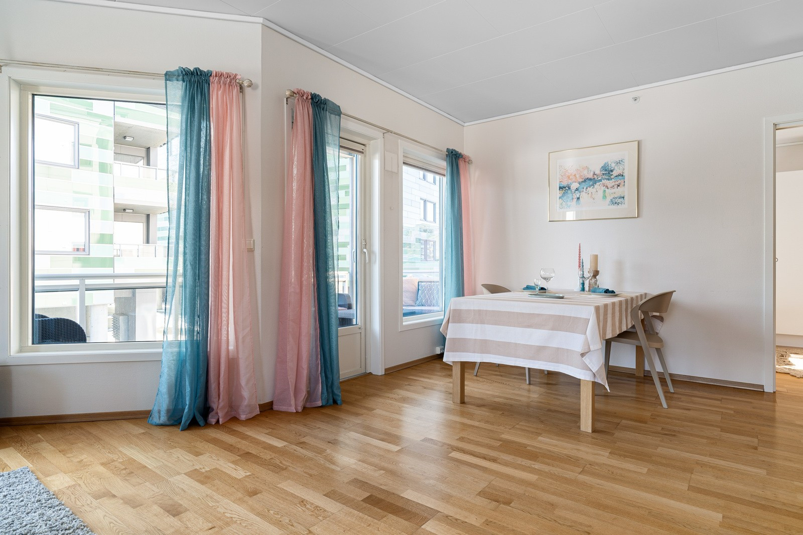 Leiligheten kan møbleres slik at det er plass til mange middagsgjester! Her har det vært opp til 14 til bords, med bruk av innleggsplater i bordet! Eller kanskje du i stedet vil bruke plassen til et mindre spisebord, en lesekrok, en hobbykrok osv.