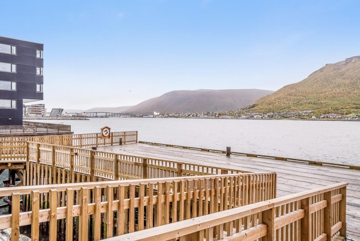 Havet og panoramautsikt kan nytes fra promenaden helt nede ved havkanten, en kort spasertur 50 meter fra leiligheten. Her er det også bord og benker for å invitere venner og familie på tur, eller nyte utsikten alene.
