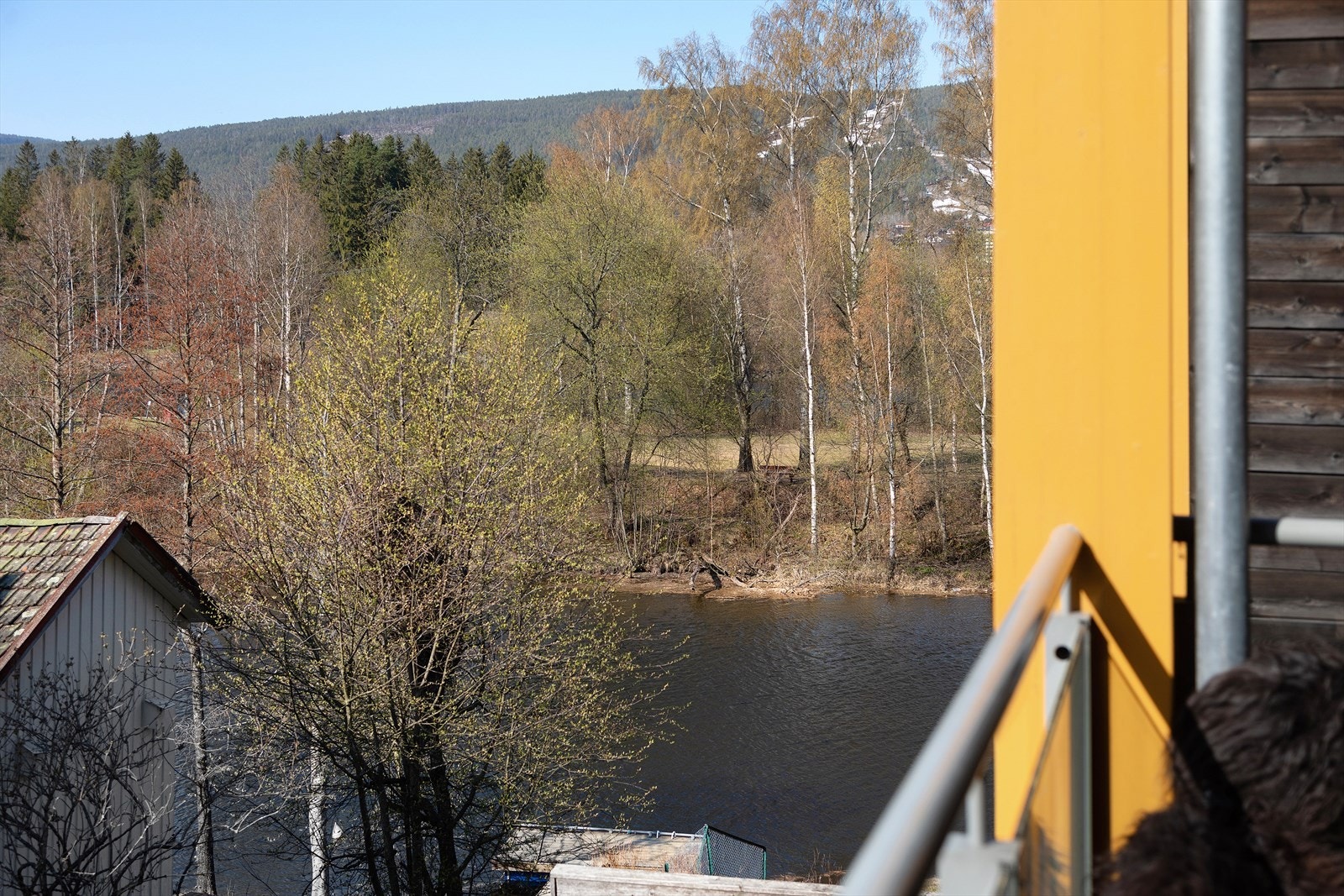 Fra balkongen har man utsikt over Drammenselva Galleribilde