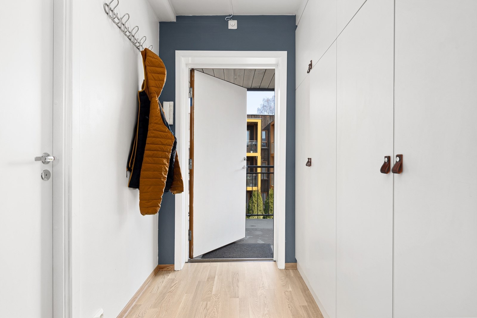 Inn i entré er det godt med oppbevaringsplass av yttertøy i skap eller oppheng. Galleribilde