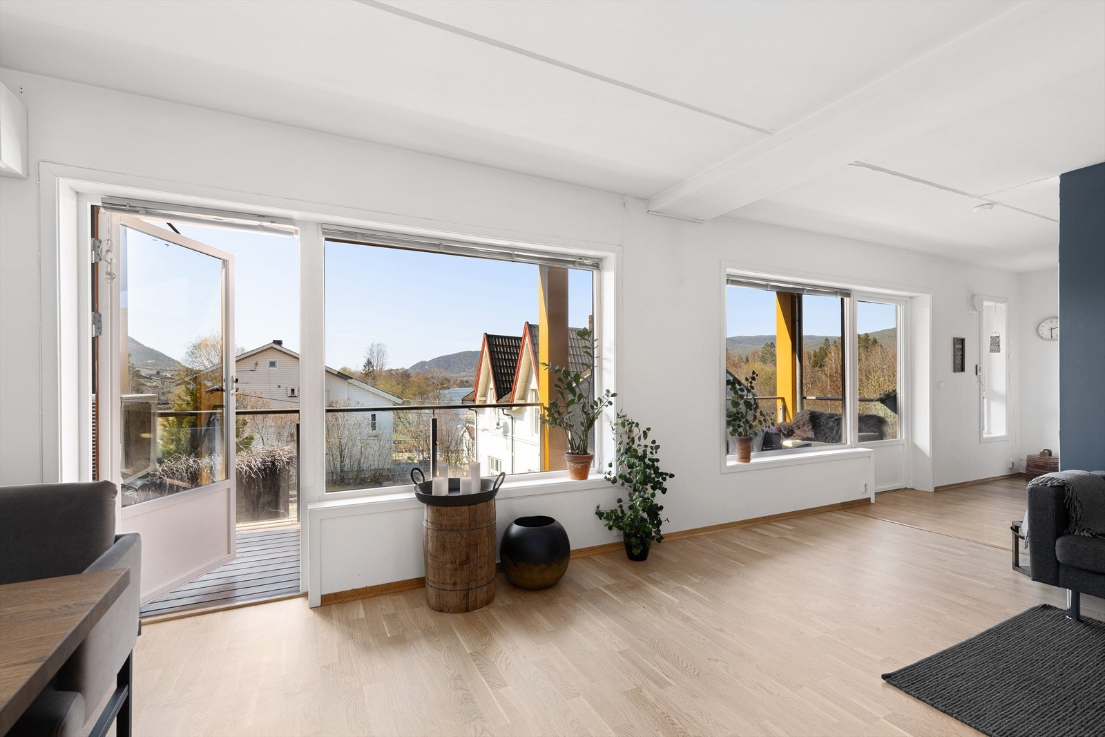 Fra stuen er det utgang til overbygd balkong Galleribilde