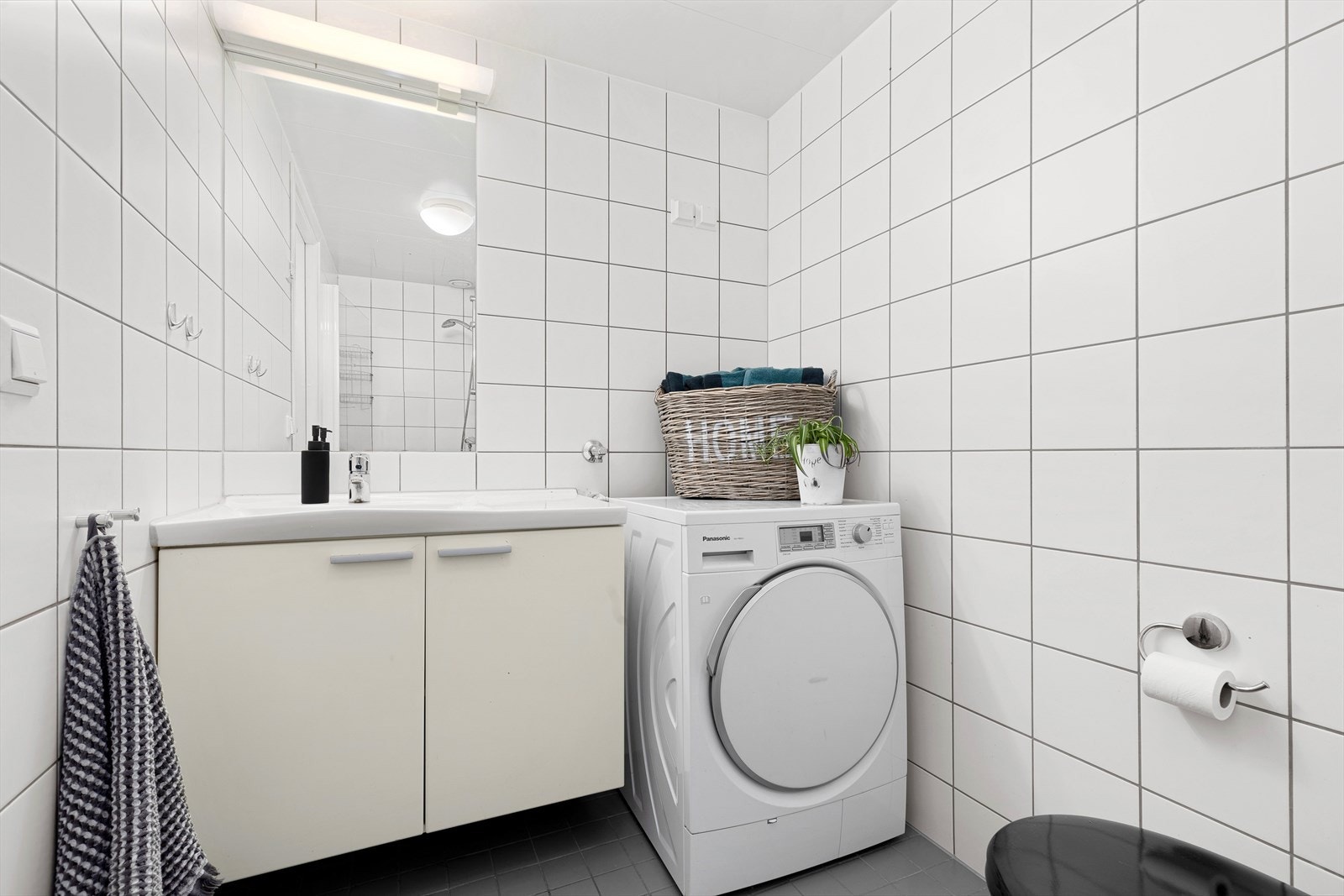 Leiligheten har 2 bad, hvor begge er innredet med servant i innredning, vegghengt toalett, dusjnisje med glassdør samt opplegg for vaskemaskin Galleribilde