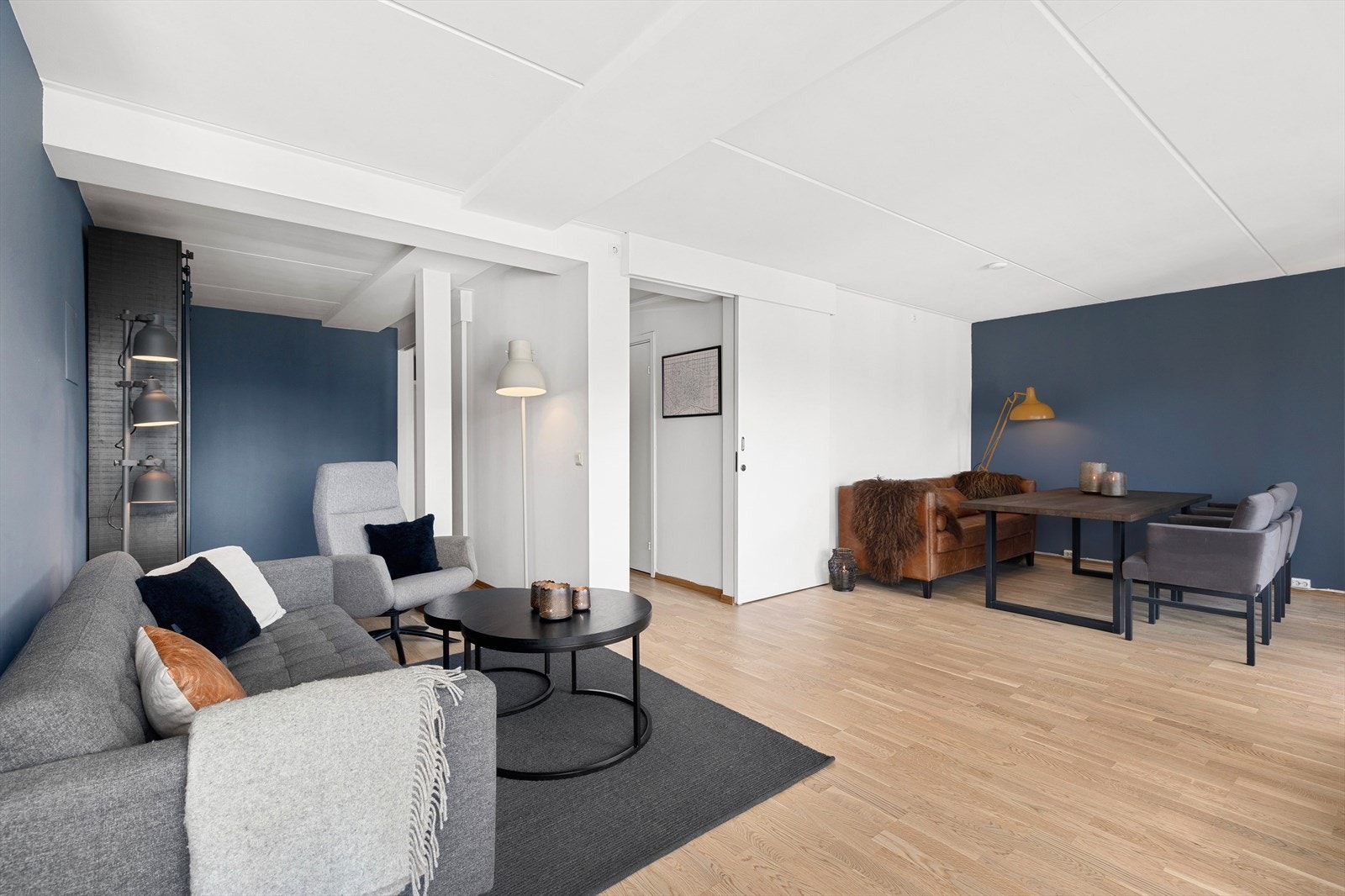 Stor og romslig stue malt i moderne farger Galleribilde