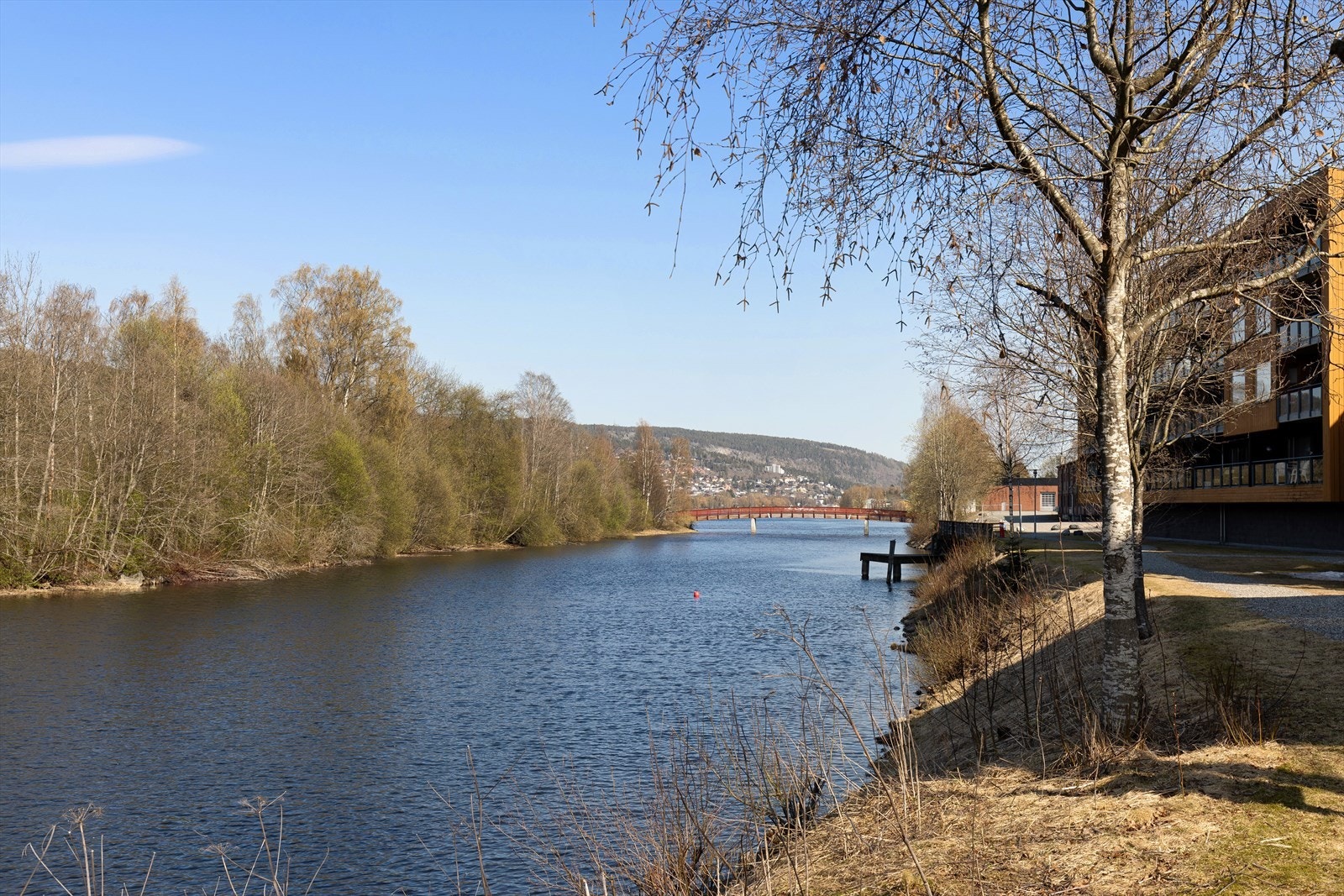Flott beliggenhet langs elva. Galleribilde