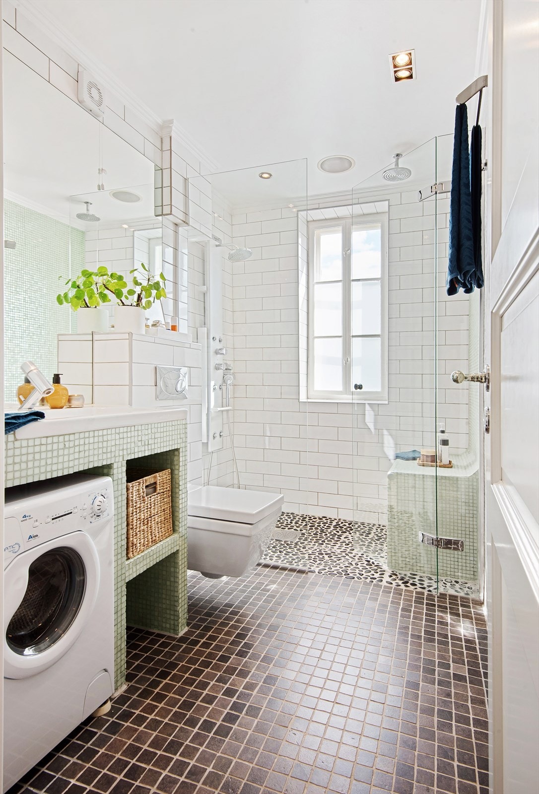 Innmurt speil, downlights og thermostatstyrt gulvvarme. Opplegg for vaskemaskin. Galleribilde