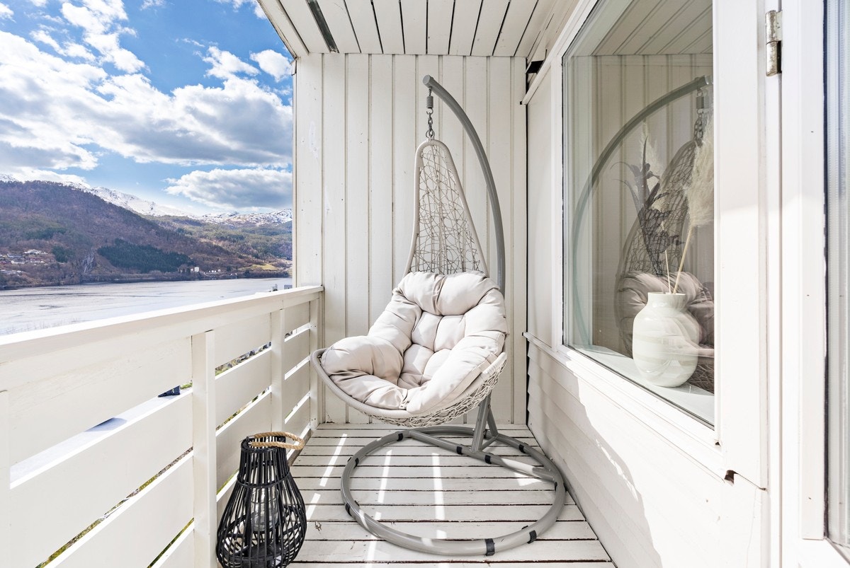 Balkongen oppleves som usjenert og har vakker utsikt over fjorden og området. Galleribilde