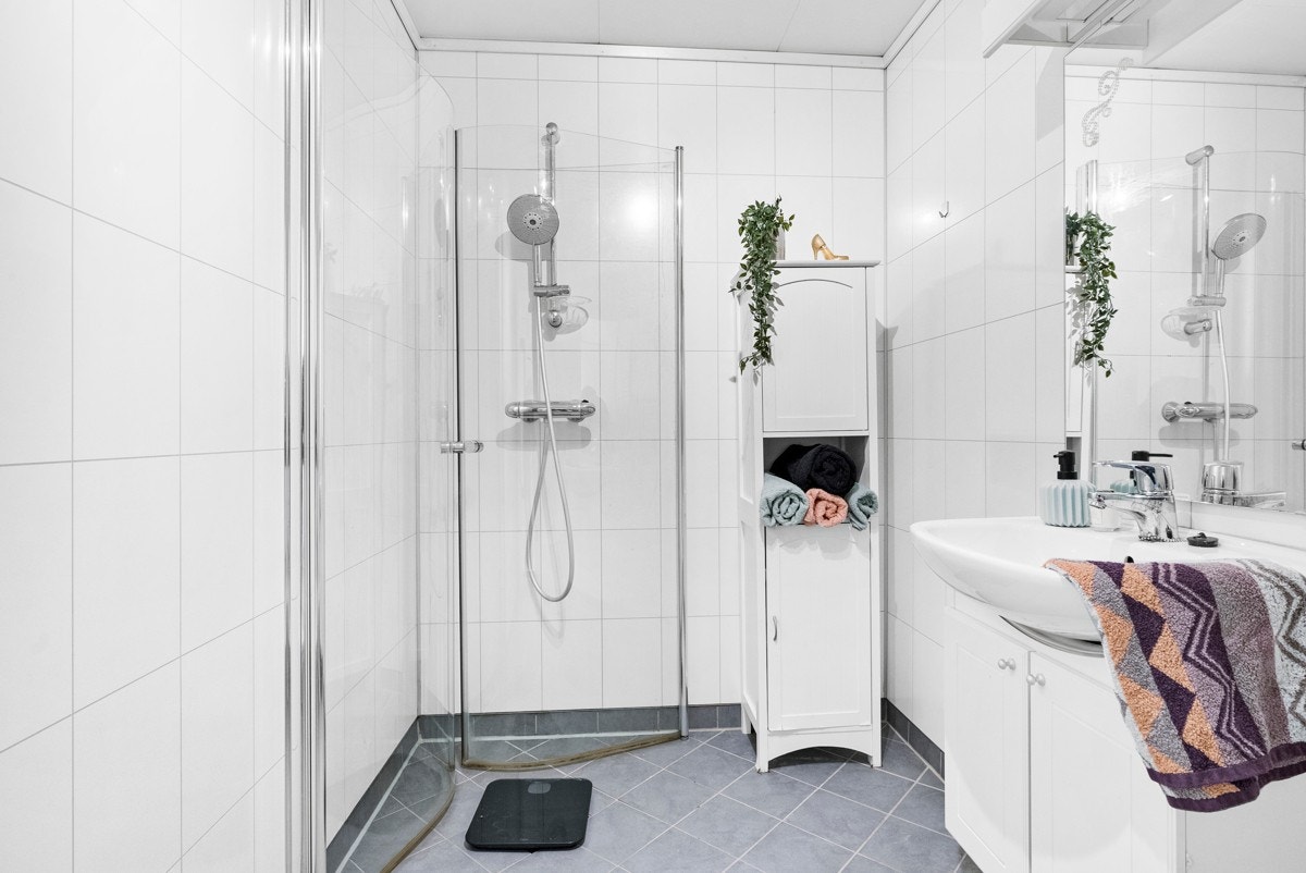 Pent bad som ble pusset opp i 2008. Rommet er i dag innredet med servant med underskap, veggspeil med overbelysning, veggskap, dusjhjørne med innfellbare glassvegger, vaskemaskin og frittstående toalett. Galleribilde