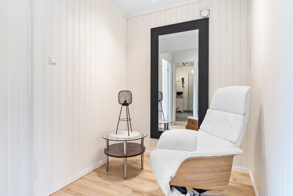 I gangen finner du et større innhukk, som i dag er innredet med lenestol, bord og helfigursspeil - ypperlig som en koselig lesekrok. Galleribilde