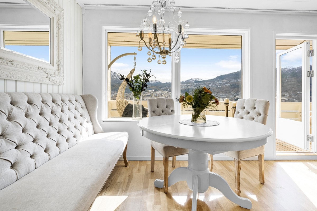 Her kan måltidene nytes i fellesskap, samtidig som du drømmer deg bort i den vakre utsikten. Galleribilde