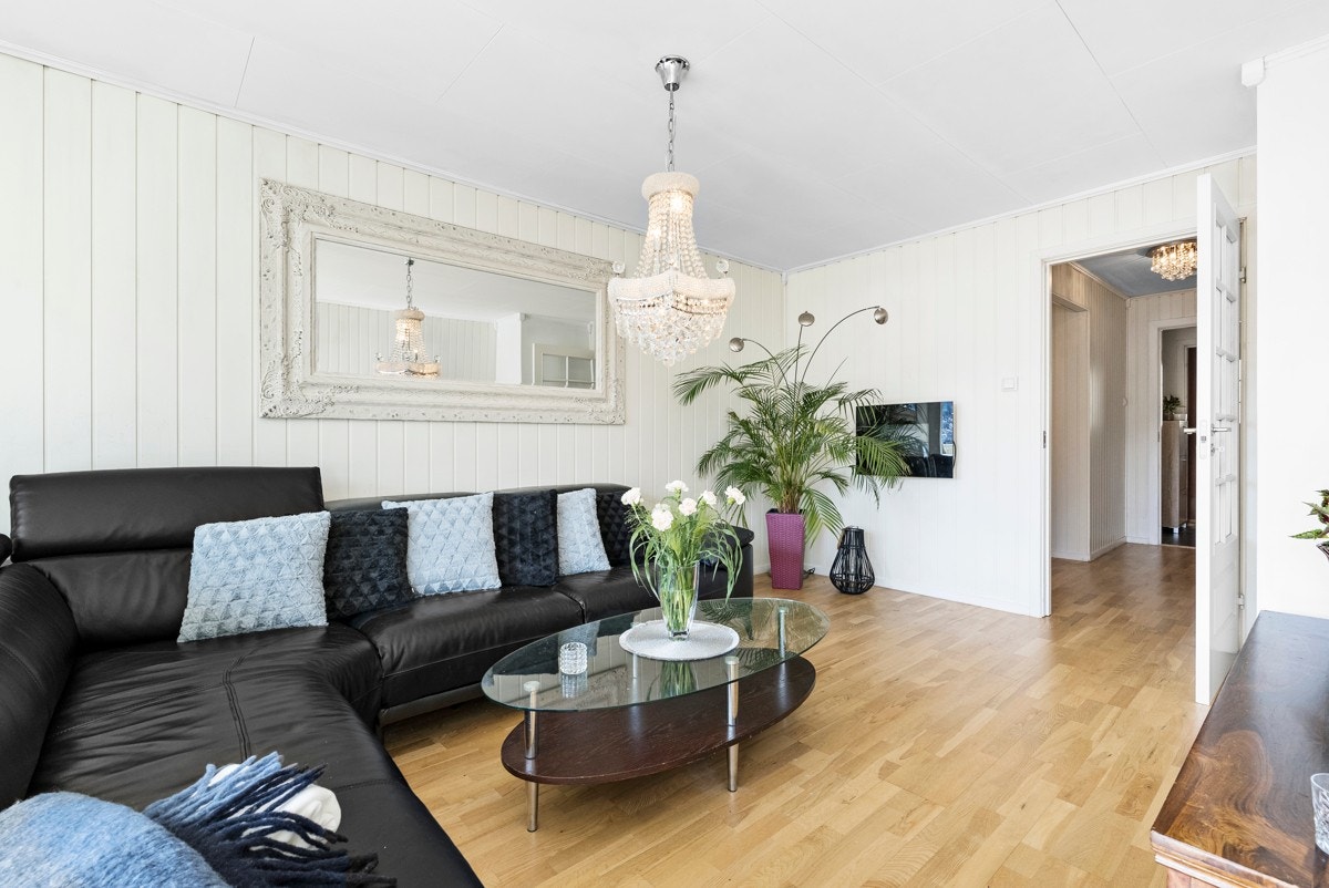 Stuen har en naturlig inndeling av soner, hvor en for eksempel kan innrede med en trivelig TV-stue samt en spisegruppe nærmere kjøkkenet. Galleribilde