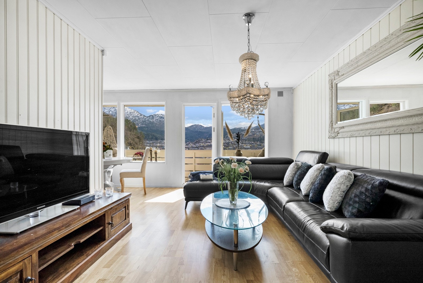 I enden av gangen finner en stuen og kjøkkenet i en delvis åpen løsning. Galleribilde