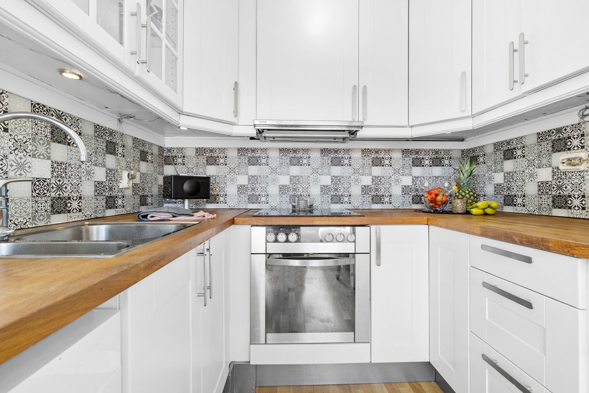 Kjøkkenet er av typen IKEA og var nytt i 2012. Kjøkkenet er innredet med benkeplate med nedfelt oppvaskkum, integrert stekeovn, keramisk koketopp, kombikjøleskap, oppvaskmaskin og ventilator. Galleribilde