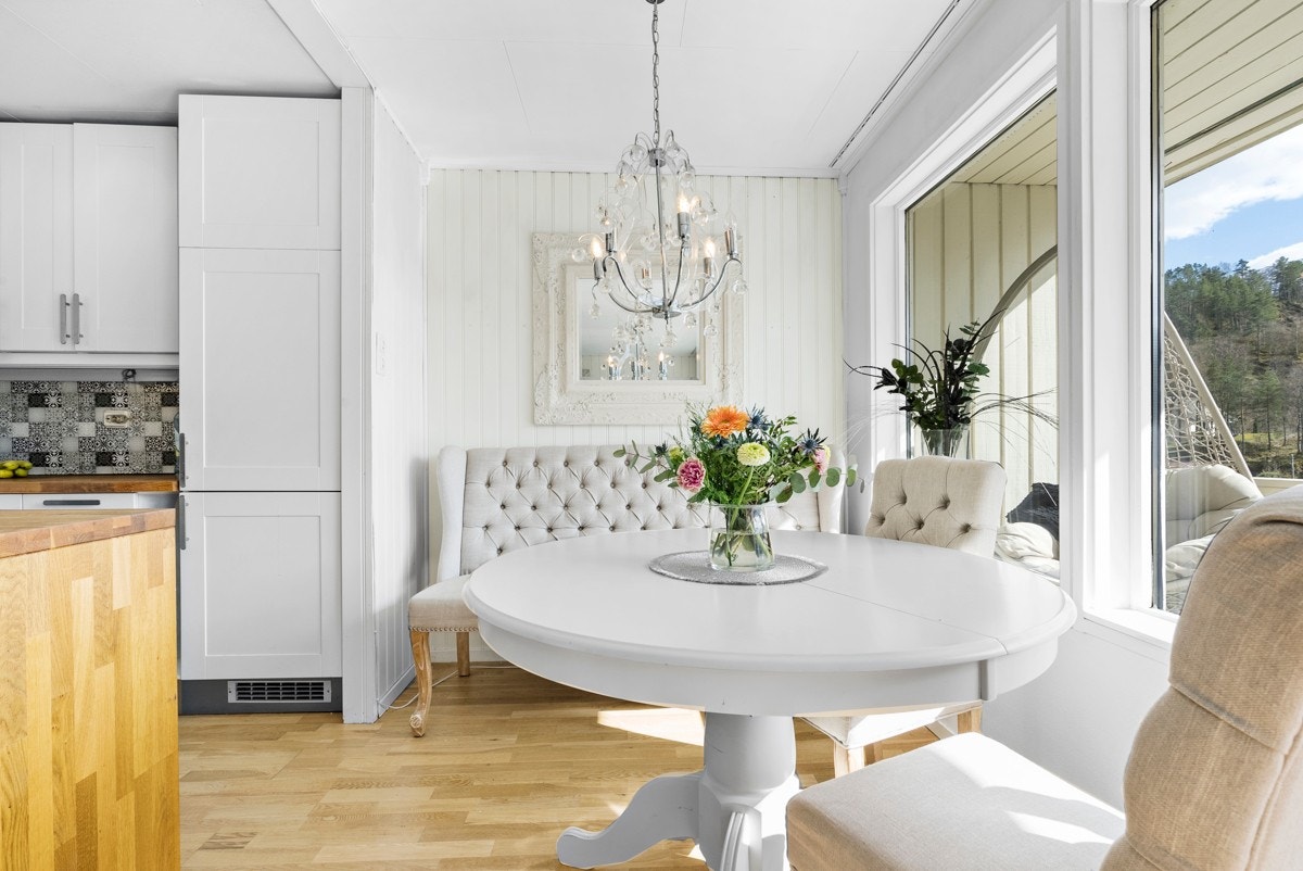 Spisegruppe like ved kjøkkenet. Galleribilde