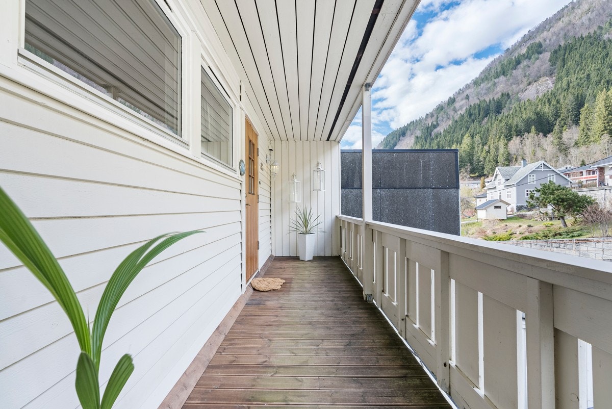 Du ankommer leiligheten via svalgang og utvendig trapp på østsiden av bygget. Galleribilde