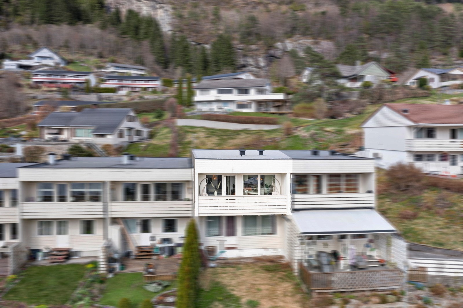 Leiligheten ligger i byggets 2. etasje, med flott utsikt over Førdefjorden. Leiligheten er den som er i fokus i bildet. Galleribilde