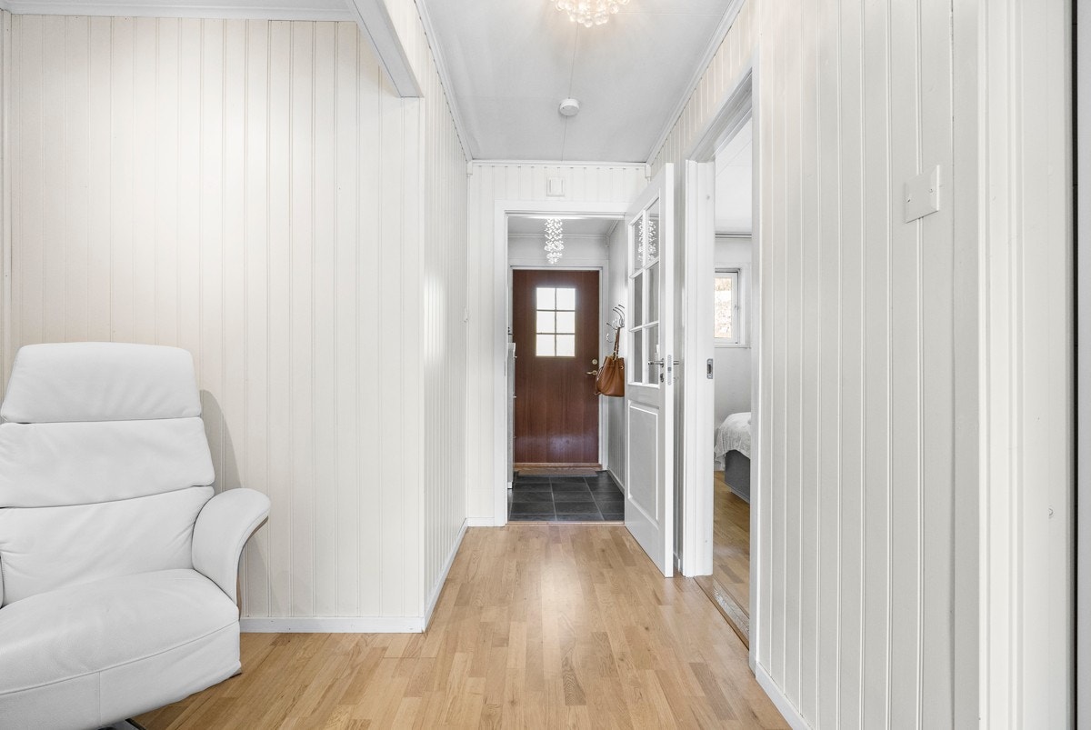 Videre fra vindfanget kommer du til gangen. Begge rommene fremgår i lyse og behagelige farger. Galleribilde