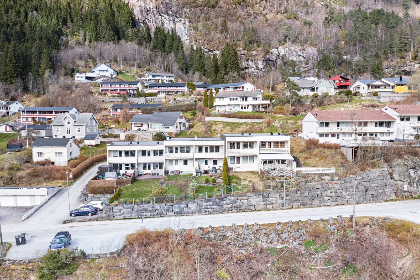 Leiligheten har en sentrumsnær og attraktiv beliggenhet på Haugum, med gå- og sykkelavstadn til Førde sentrum. Galleribilde