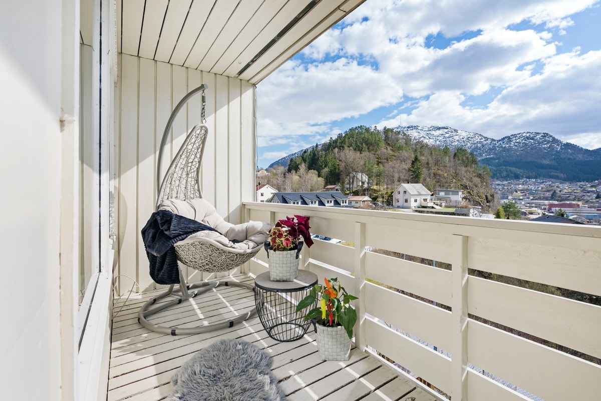 Fra stuen er det utgang til solrik sørvestvendt balkong. Vakker utsikt mot Hafstadfjellet. Galleribilde