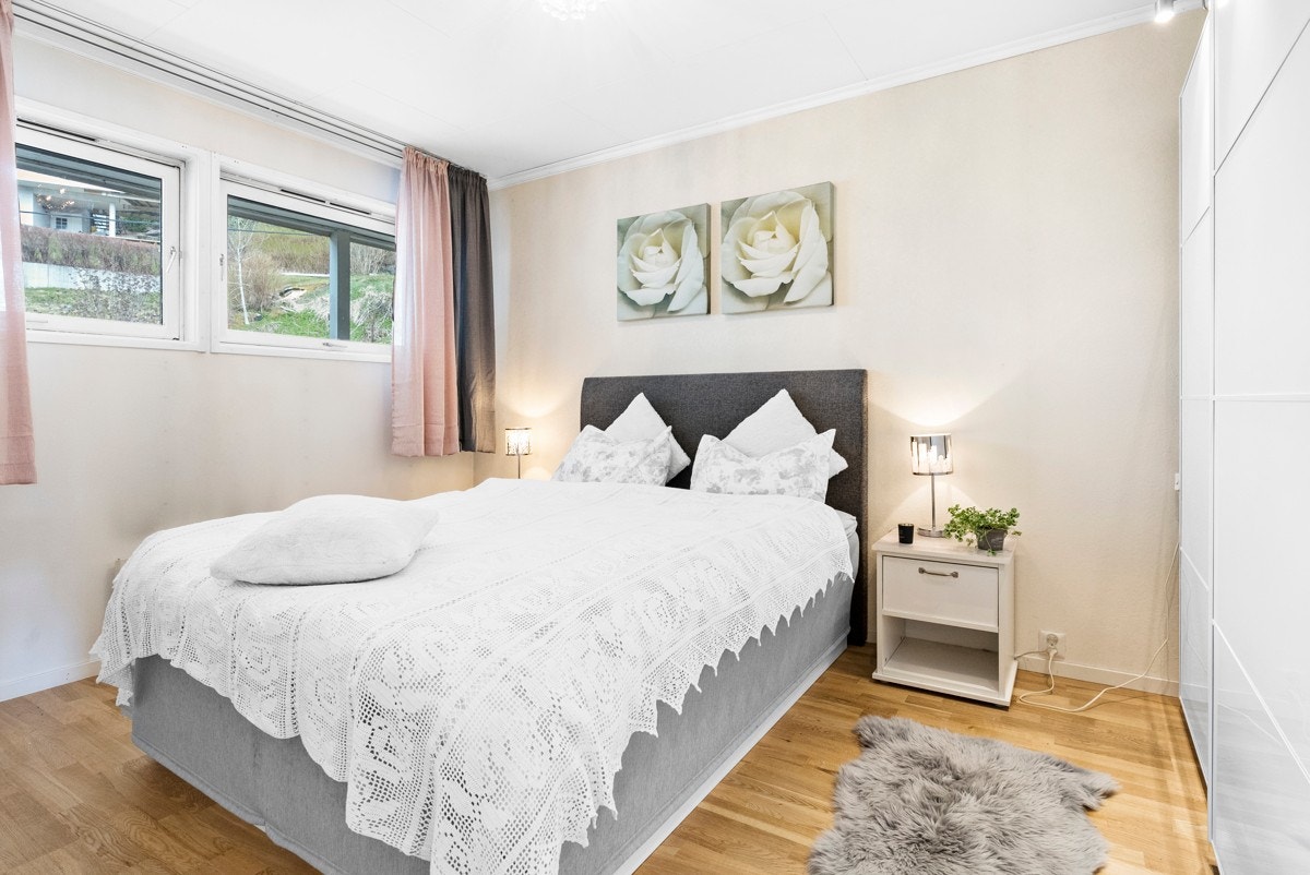 Dette er leilighetens soverom. Rommet er av god størrelse og er innredet med dobbeltseng, tilhørende nattbord og garderobeskap. Galleribilde