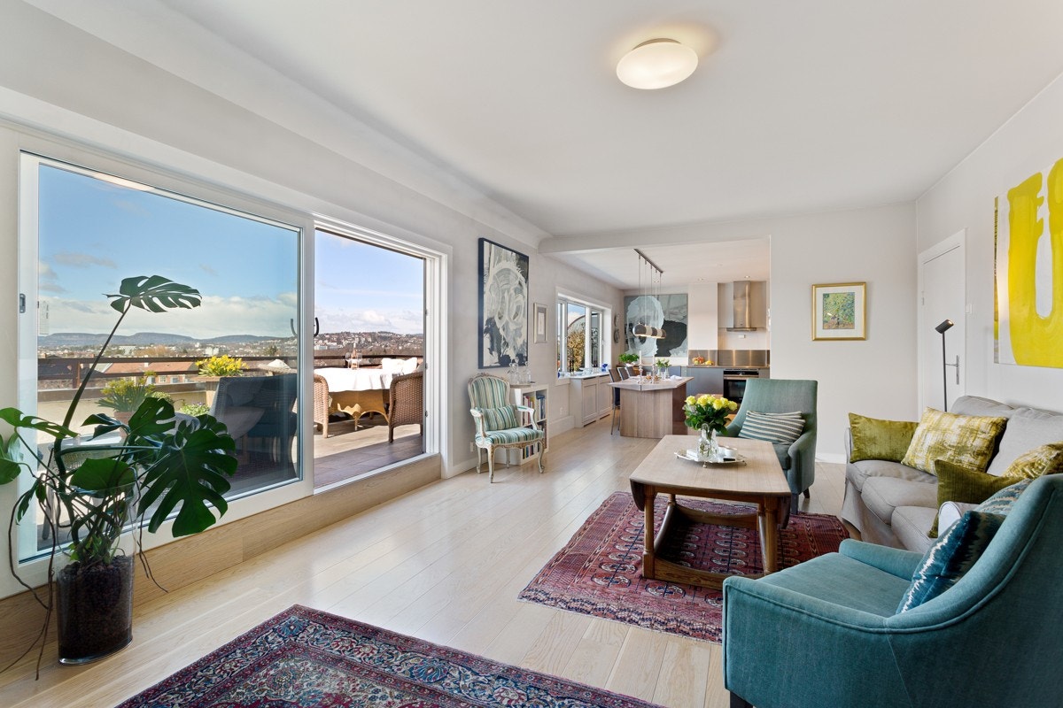 Mot terrassen er det store skyvedører Galleribilde