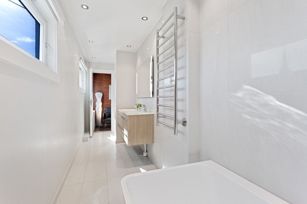 Badet er stort og har to store vinduer, noe som gir et godt lysinnslipp fra øst med morgensol Galleribilde