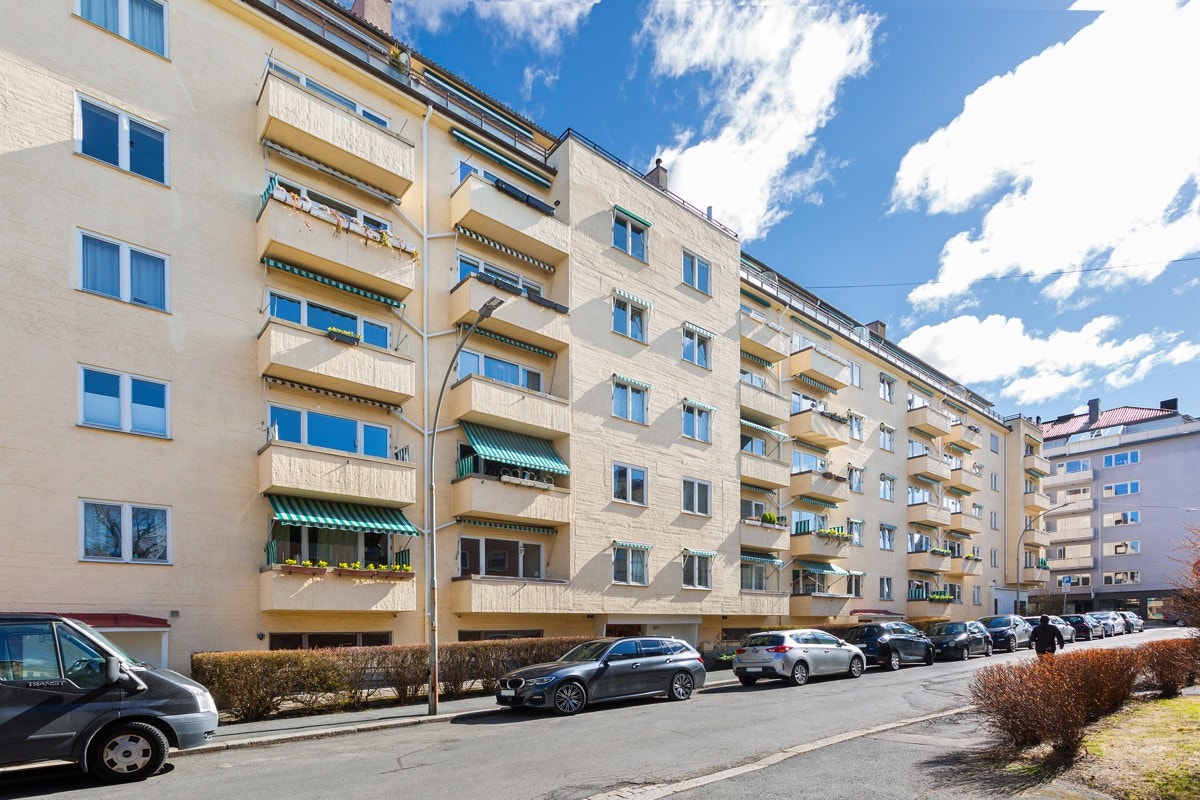 Byggets fasade. Leiligheten ligger i byggets øverste boligetasje Galleribilde