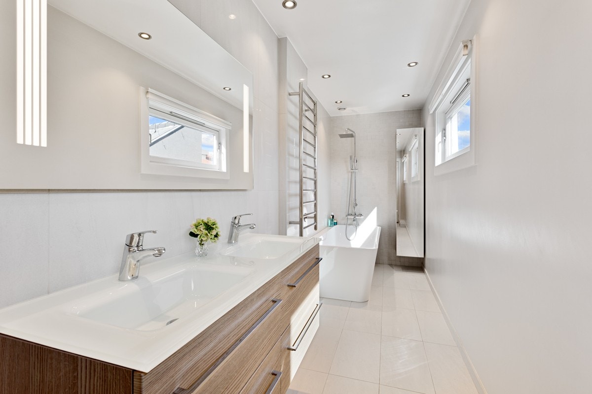 Delikat og innbydende hovedbad som er pusset opp i 2016 Galleribilde