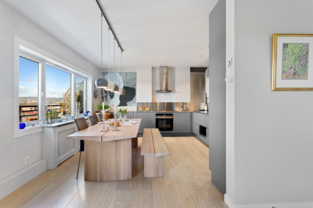 Integrerte hvitevarer som Simens 80 cm induksjonstopp, Bosch dyp tallerkenvarmer/varmeskuff, Siemens oppvaskmaskin og Siemens kjøl/frys Galleribilde