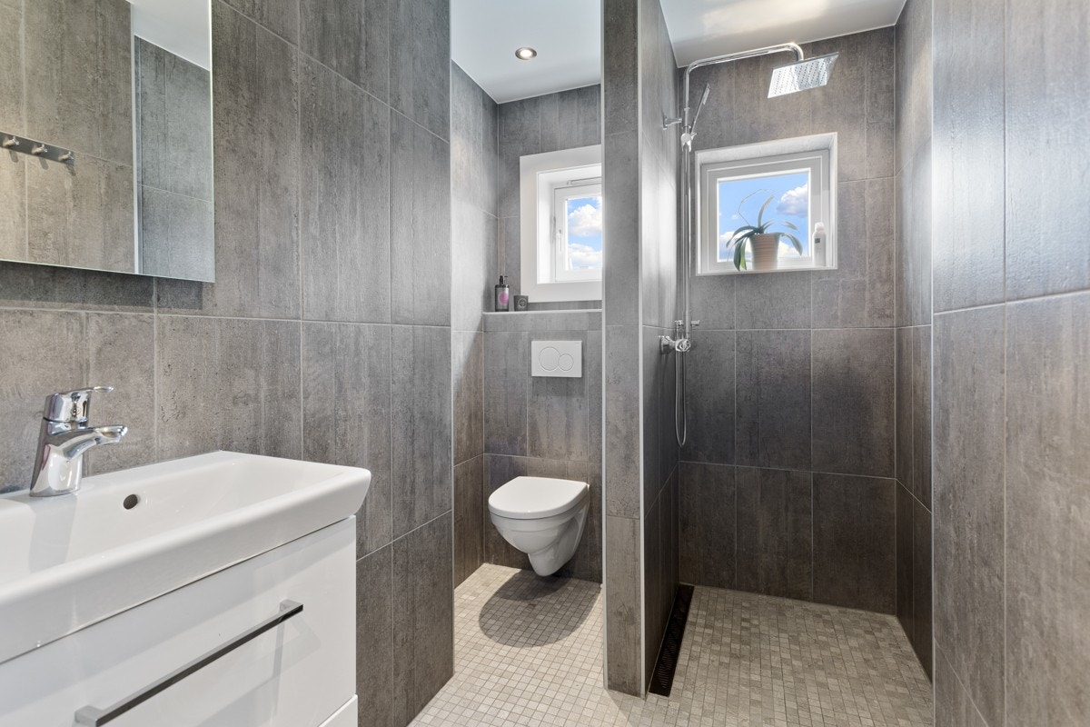 Pent gjestebad som er pusset opp i 2016 - dette badet ligger i tilknytning til soverom 2 Galleribilde