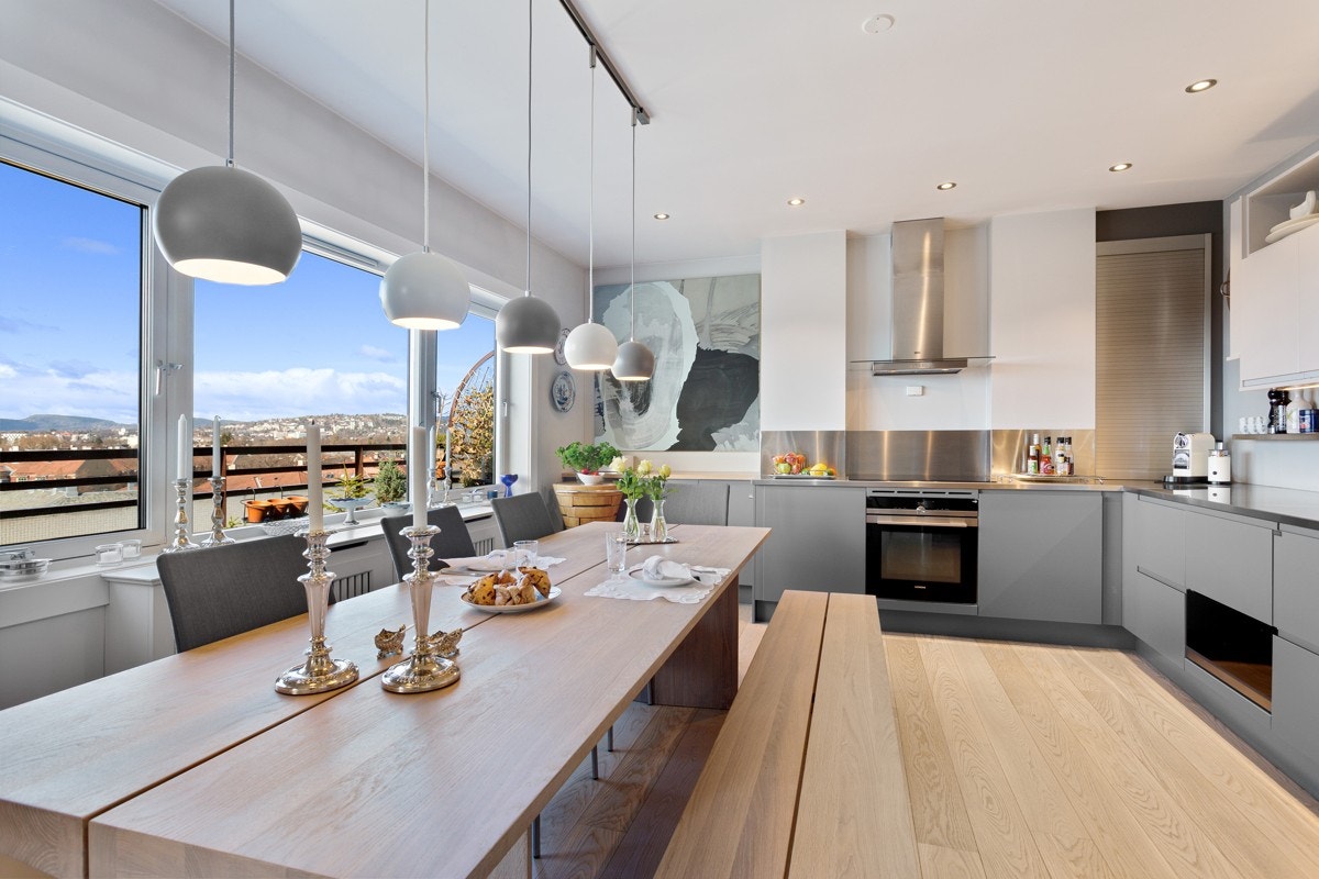 Ekslusivt, moderne og praktisk kjøkken fra Huseby med plass til stort spisebord Galleribilde