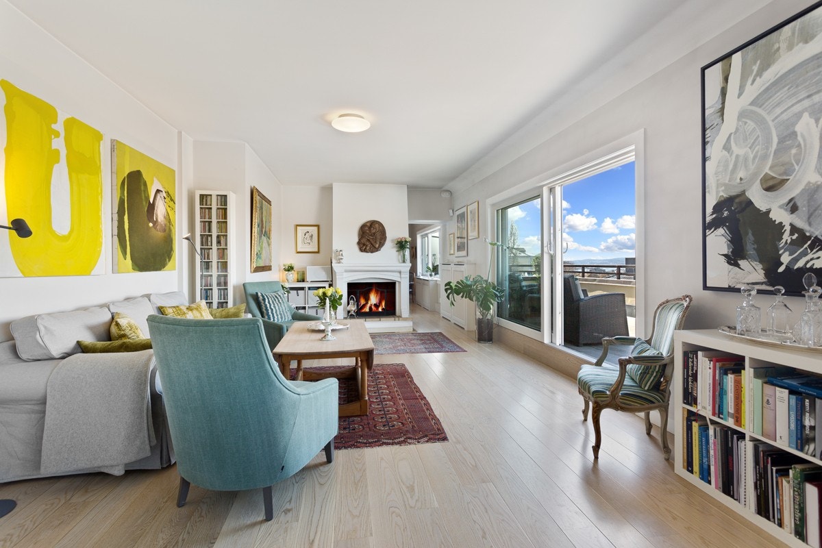 Flott peis i stue som varmer godt på kalde dager Galleribilde