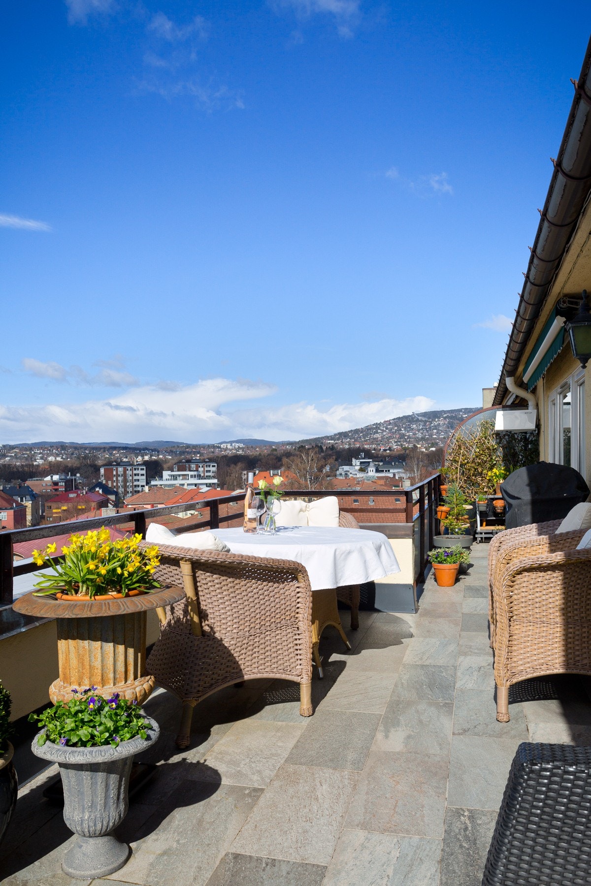 Leiligheten ligger i byggets øverste boligetasje og har heisadkomst Galleribilde