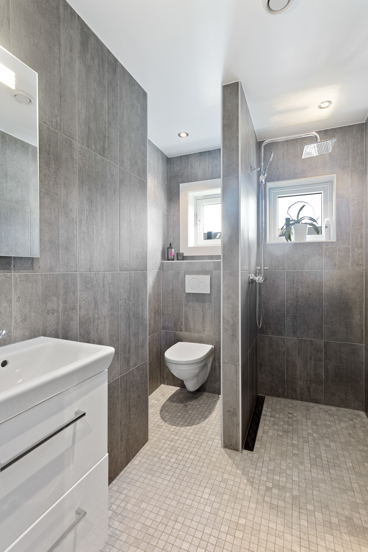 To vinduer på badet gir mye lys inn Galleribilde