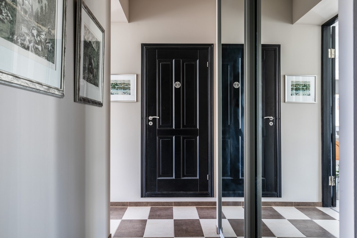 Innbydende entre med fliser og varmekabler i gulv samt stort garderobeskap med speildører Galleribilde