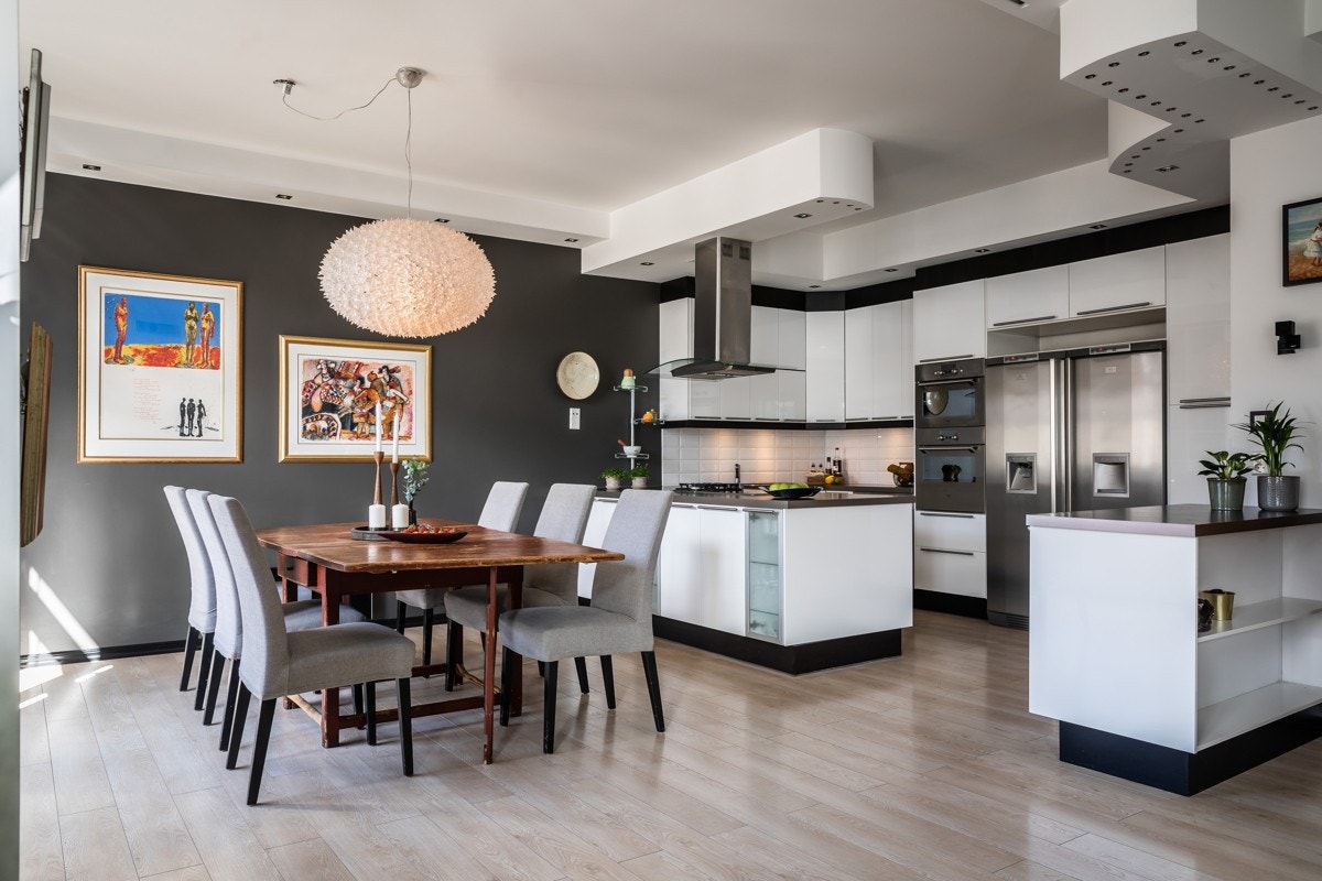 Åpent kjøkken i tilknytning til spisestuen Galleribilde