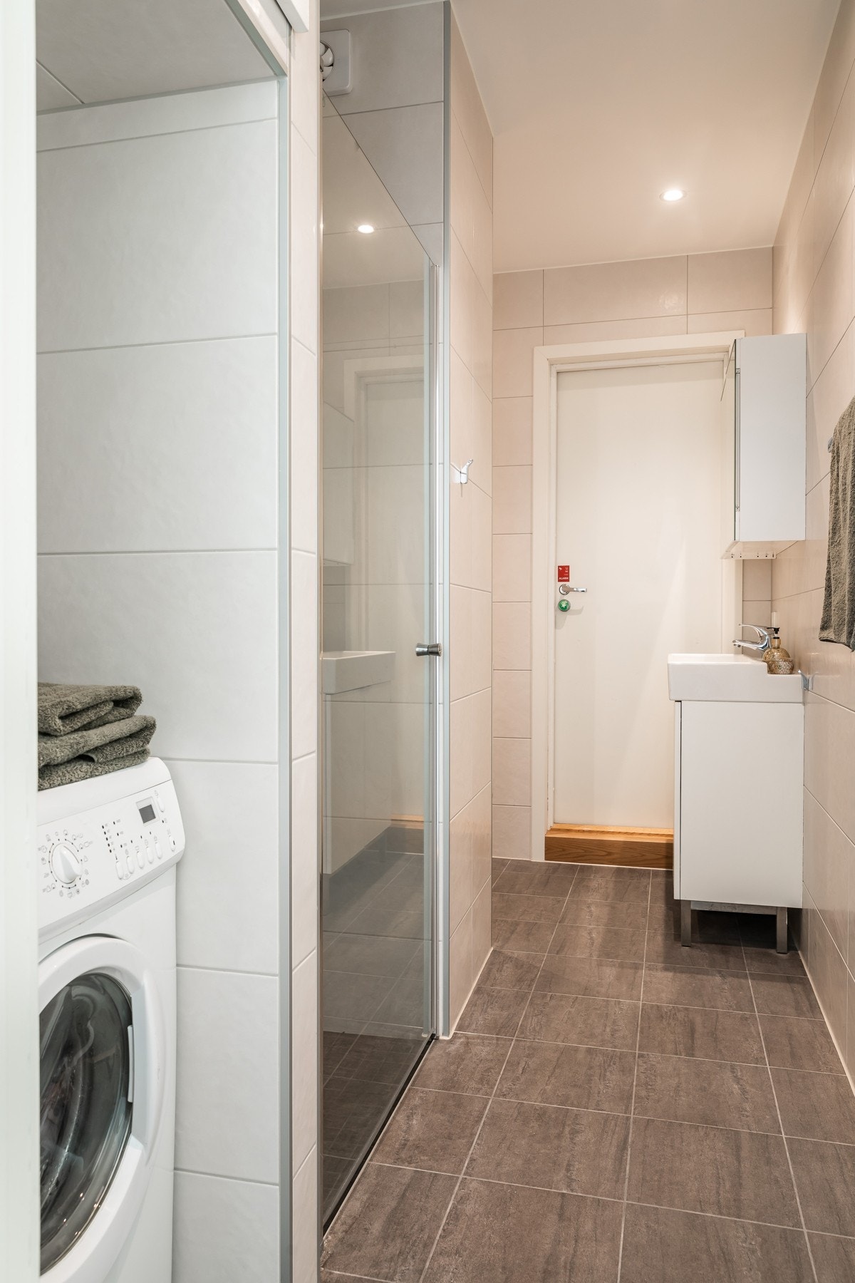 Nyoppusset baderom i den separate delen med fliser og varme i gulv Galleribilde