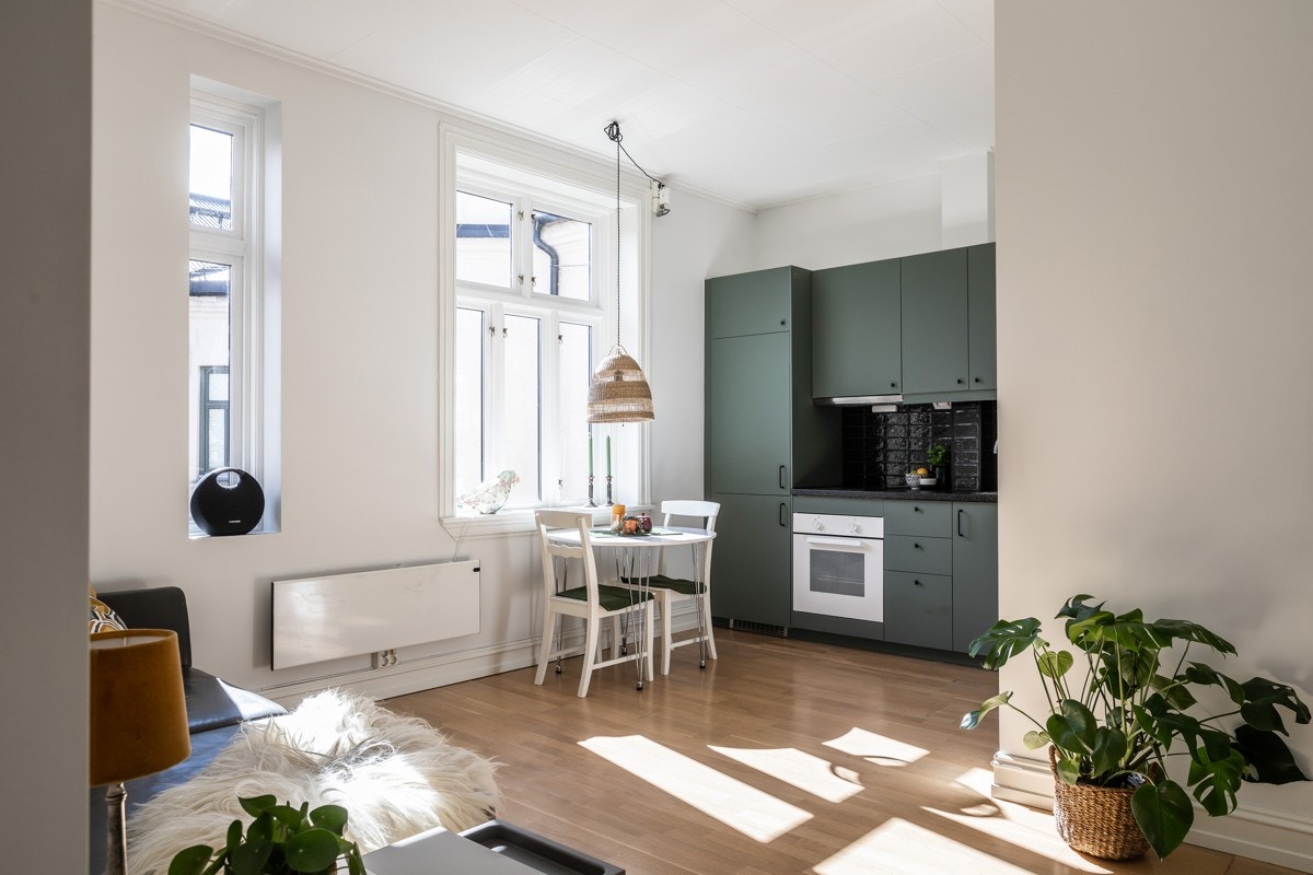 Det er en separat del i boligen på ca 30 m² med plass til sofa og spisebord Galleribilde