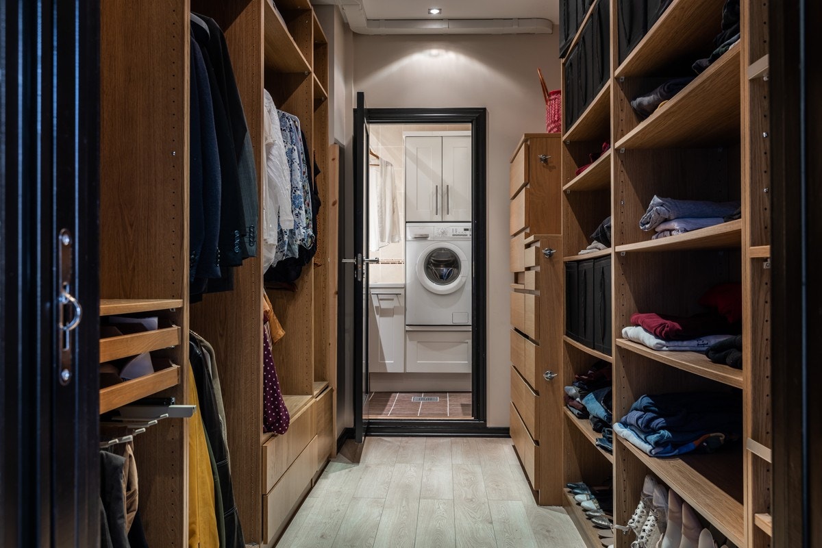 Omkledningsrommet har rikelig med skap og skuffer Galleribilde