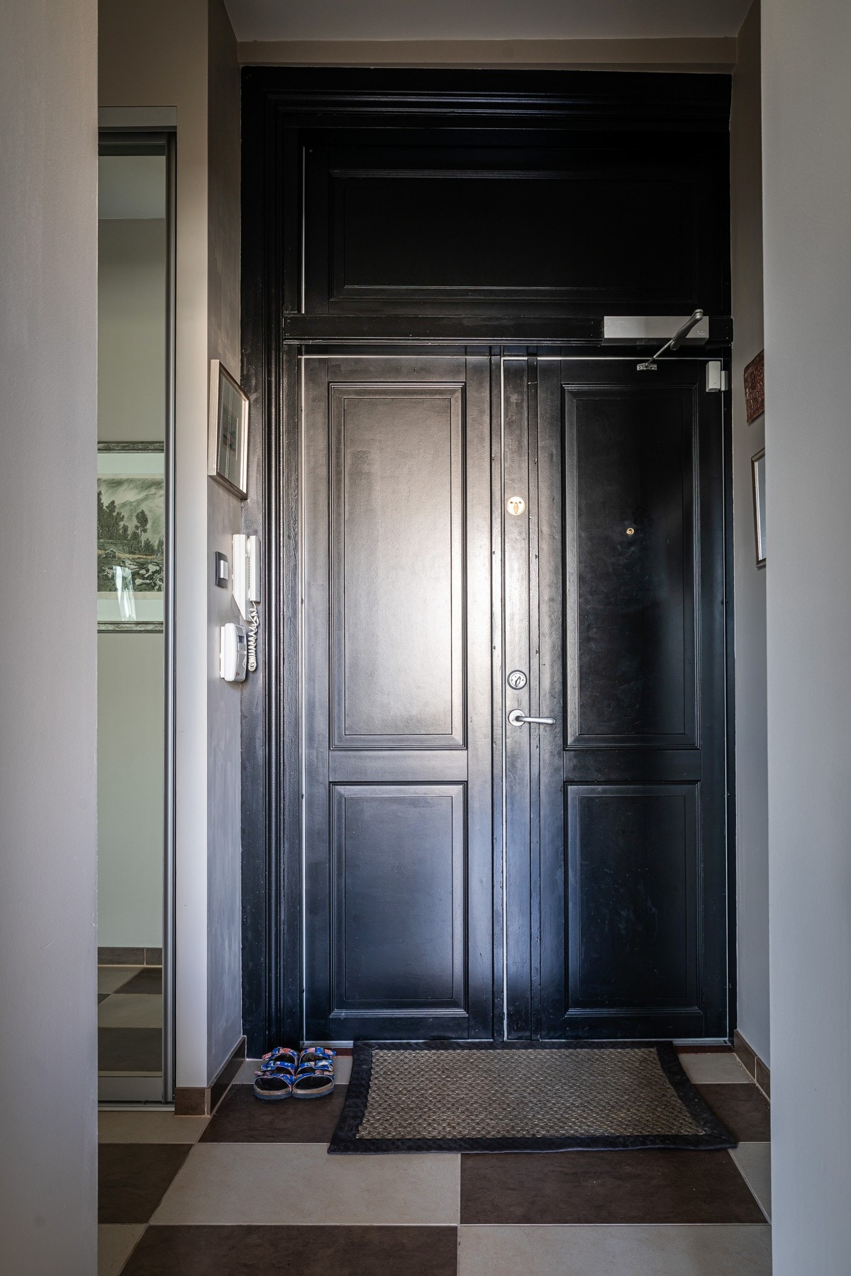 Inngangsdøren til leiligheten. Det er heis i bygget som tar deg opp i 5.etasje Galleribilde