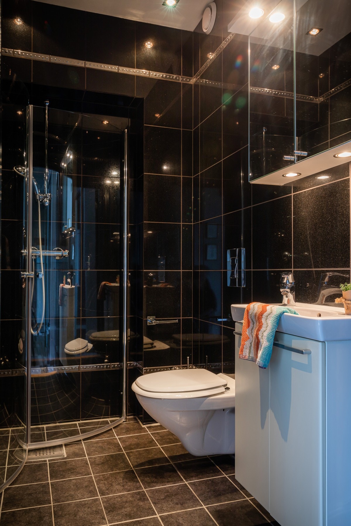 Gjestebad med hjørnedusj, servant og toalett Galleribilde