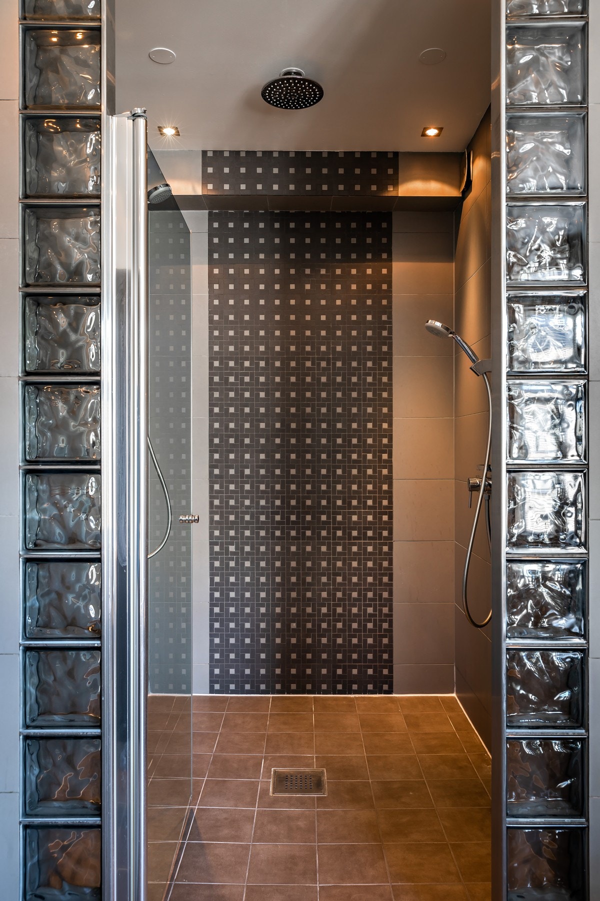 Meget stor dusjnisje med vegghengte dusjarmaturer og takdusj Galleribilde