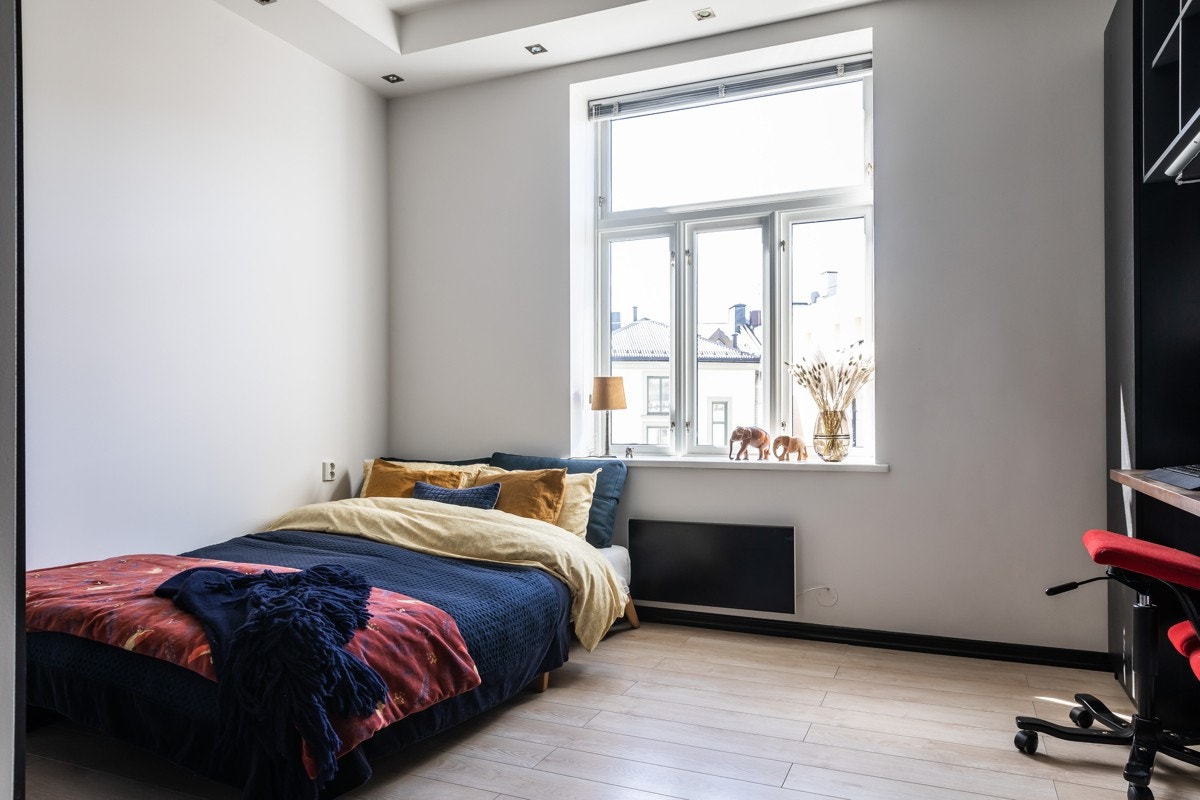 Soverom II har egen garderobe/bod, stort speilskap og kontorplass Galleribilde