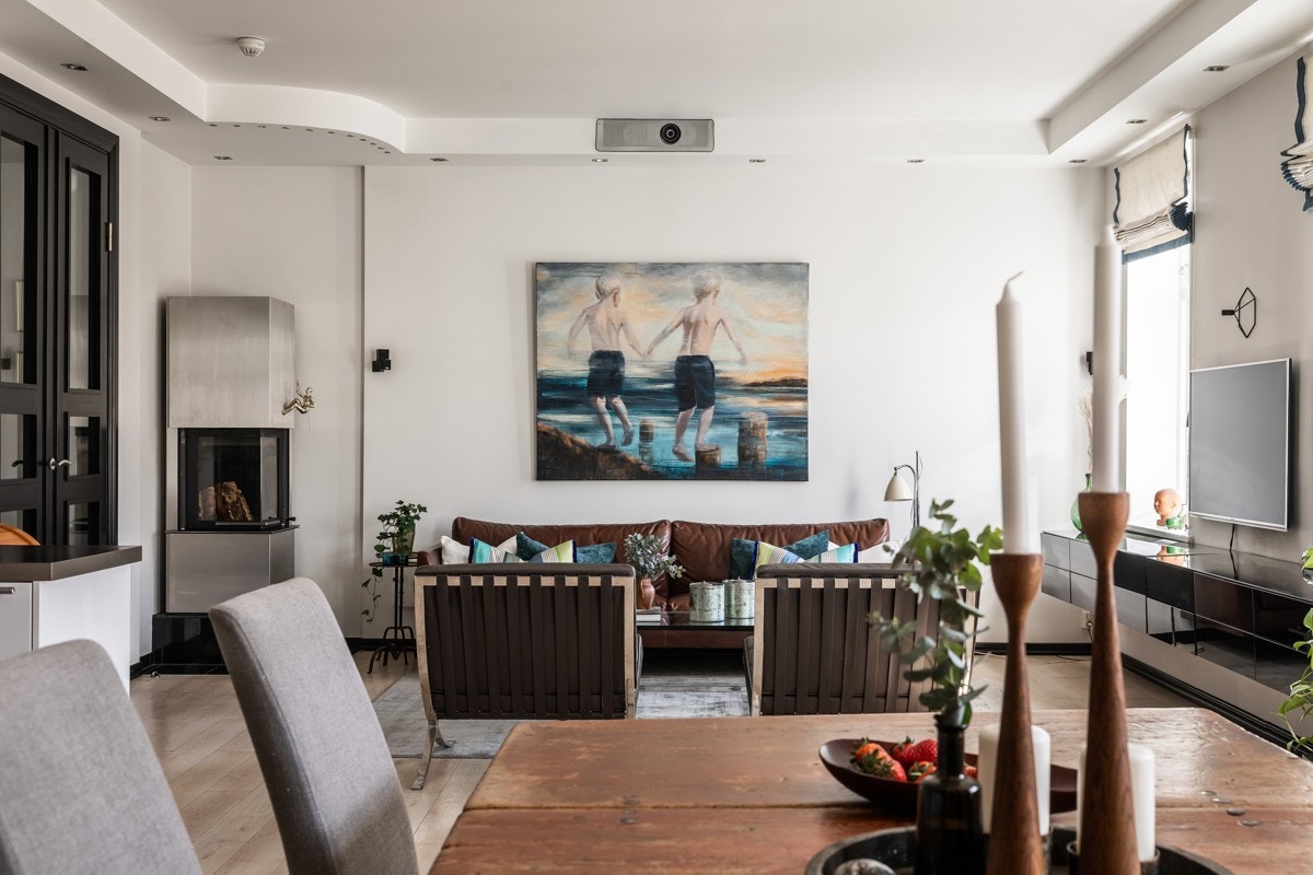 Projektor og skjult lerret for filmkvelder Galleribilde