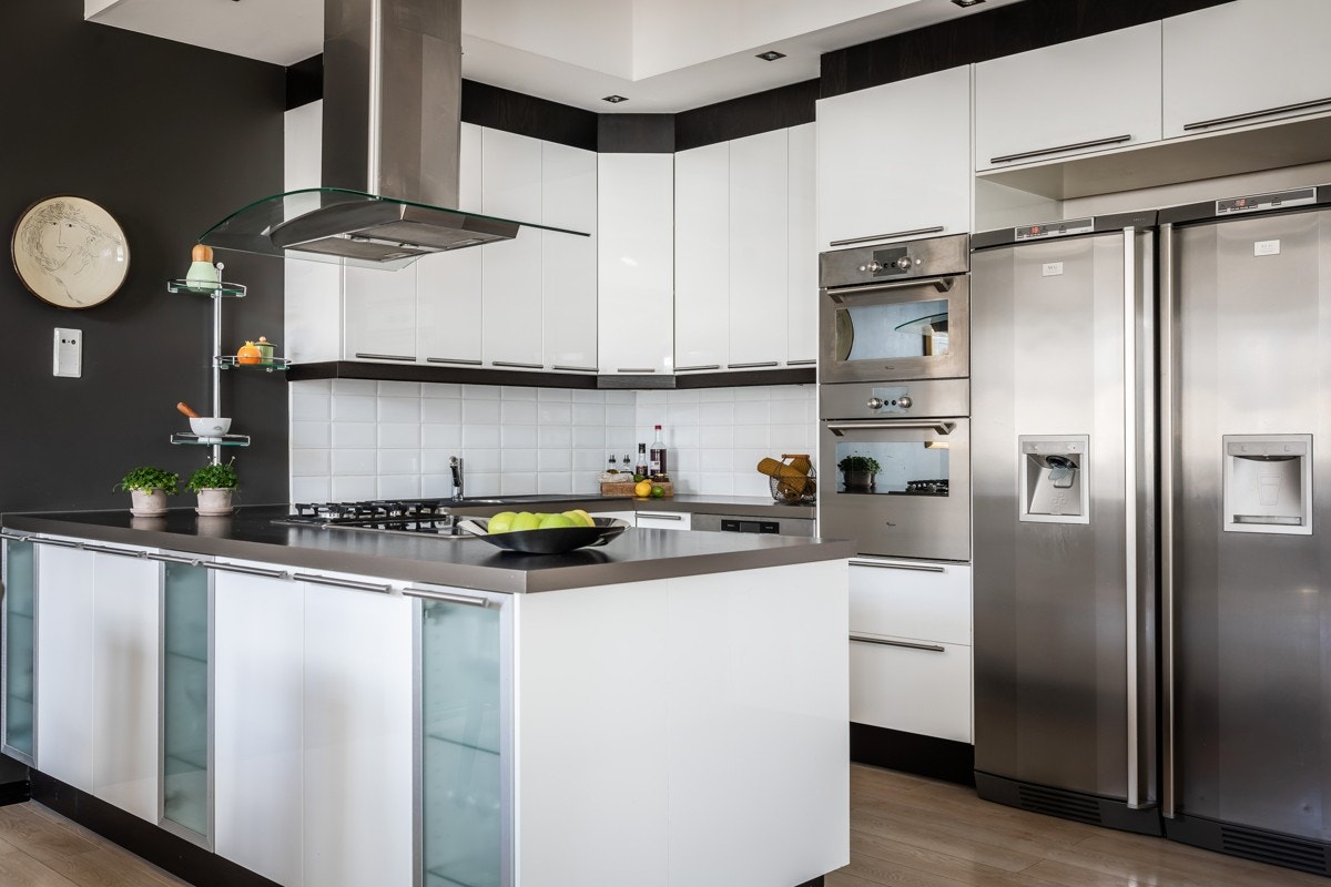 Kjøkkenet er godt utstyrt med hvitevarer Galleribilde