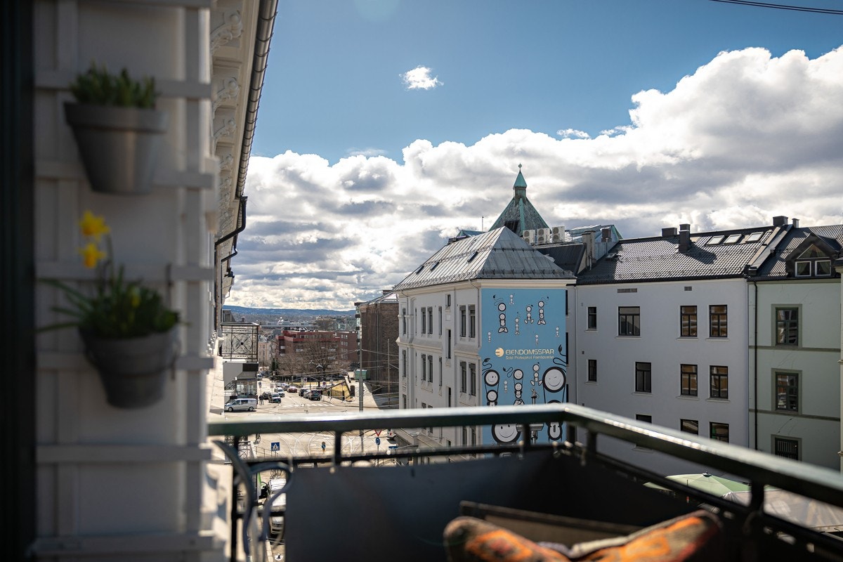 Utsyn mot syd fra balkongen Galleribilde