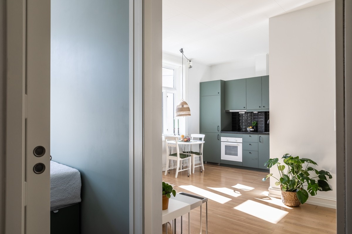 Lyst rom med plass til seng med skyvedør Galleribilde