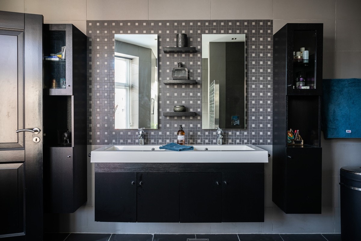 Dobbeltservant og rikelig med skapplass på hovedbad Galleribilde