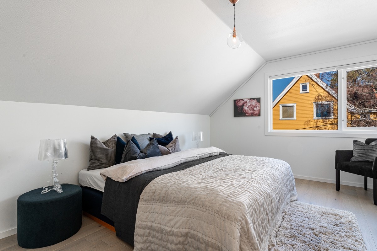 Stort hovedsoverom med god plass til dobbeltseng Galleribilde