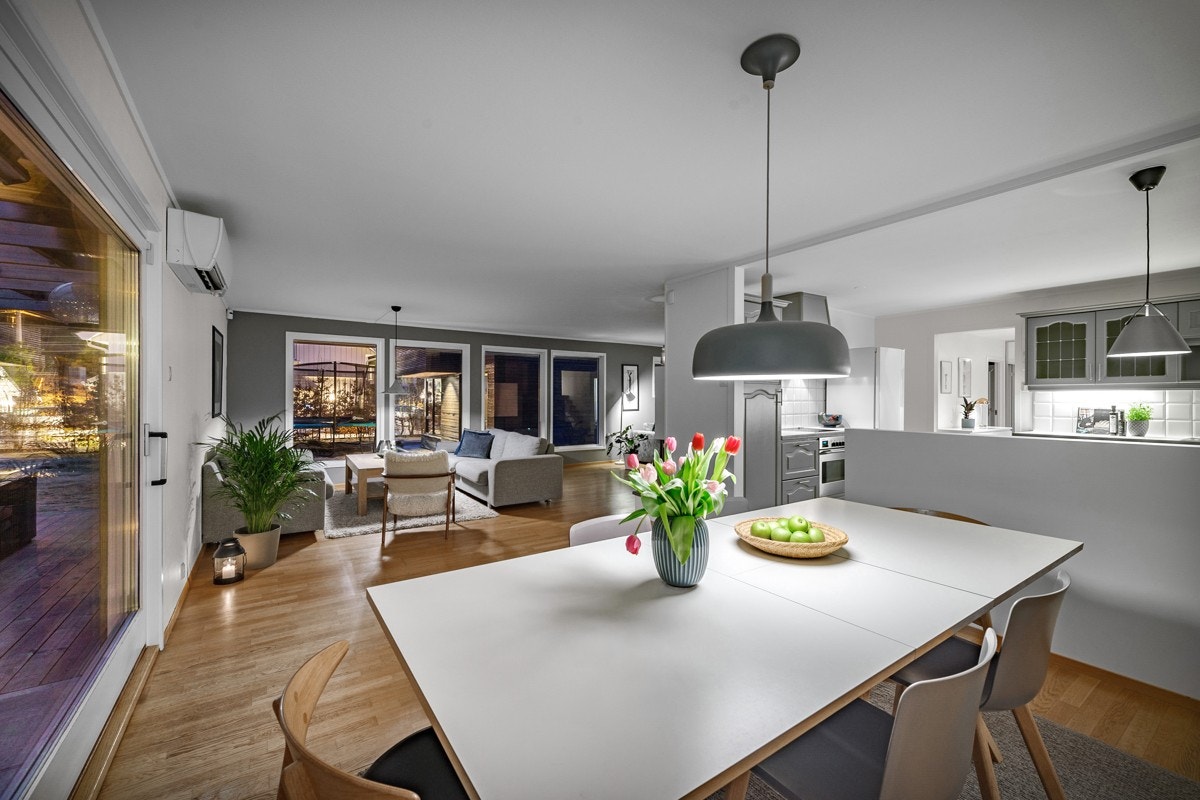 Rikelig med store vindusflater Galleribilde